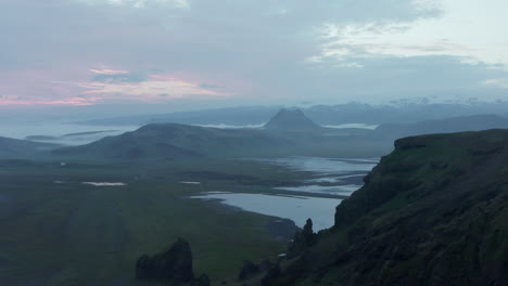 Vista-Aérea-De-La-Cresta-De-Las-Montañas-En-El-Campo-Del-Sur-De-Islandia.-Vista-De-Pájaro-Del-Panorama-Pico-Brumoso-Y-Nublado-De-La-Campiña-Del-Sur-De-Islandia