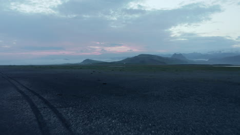 Vertikale-Drohnenansicht-Des-Schwarzen-Strandsandes-Und-Der-Nebligen,-Erstaunlichen-Landschaft-In-Island.-Schönheit-Auf-Erden.-Luftvogelauge-Des-Nebligen-Hochlandes-In-Der-Südlichen-Isländischen-Region
