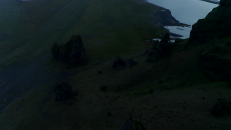 Vista-Vertical-De-Drones-De-La-Increíble-Costa-Panorámica-De-Islandia-En-Un-Día-De-Niebla.-Vista-Aérea-Que-Revela-Un-Impresionante-Paisaje-De-Montaña-Neblinoso-Y-Nublado