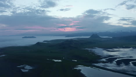 Vista-Aérea-De-Drones-Del-Paisaje-De-Islandia-En-Un-Día-Brumoso-Y-Pico-De-Montañas-Nevadas.-Increíble-En-La-Naturaleza.-Ojo-De-Pájaro-De-Las-Tierras-Altas-De-Islandia-En-Luz-Azul-Con-La-Carretera-De-Circunvalación