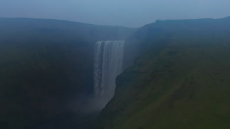 Vogelperspektive-Des-Skogafoss-Wasserfalls-An-Einem-Nebligen-Tag.-Kraftvolle,-Erstaunliche-Luftaufnahme-Der-Skogafoss-Kaskade-Und-Des-Skoga-Flusses-An-Einem-Nebligen-Tag-Im-Isländischen-Hochland
