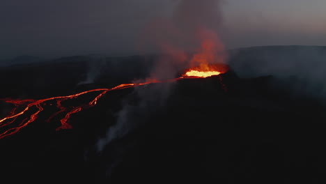 Tobogán-Y-Toma-Panorámica-Del-Río-De-Lava-Ramificado-Que-Fluye-Desde-El-Cráter-Del-Volcán-Activo-Al-Amanecer.-Volcán-Fagradalsfjall.-Islandia,-2021