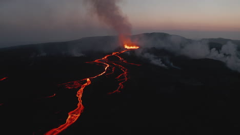 Panoramablick-Auf-Den-Aktiven-Vulkan.-Heiße-Lavaströme,-Die-Geschmolzenes-Material-Aus-Einem-Ausbrechenden-Krater-Transportieren.-Fagradalsfjall-Vulkan.-Island,-2021