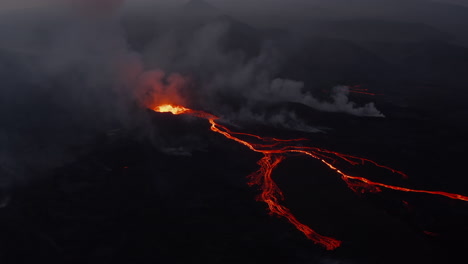 Vista-Panorámica-Aérea-Del-Paisaje-Volcánico-Activo.-Lava-Fundida-Que-Fluye-Hacia-Abajo-Desde-El-Cráter.-Volcán-Fagradalsfjall.-Islandia,-2021