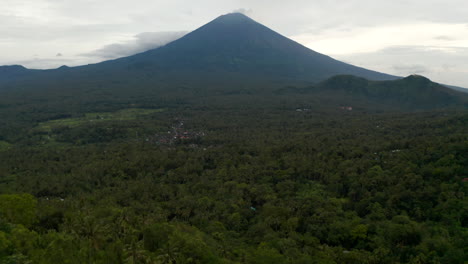 Enthüllen-Sie-Den-Berg-Agung-In-Bali-über-Dem-Tropischen-Regenwald.-Großer-Isolierter-Berggipfel,-Der-Sich-über-Dem-Dschungel-In-Indonesien-Erhebt