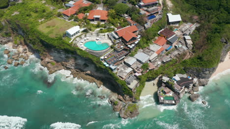Luftaufnahme-Des-Luxuriösen-Tropischen-Resorts-Und-Der-Villen-Mit-Pool-Auf-Der-Klippe-über-Dem-Türkisblauen-Meer-In-Bali,-Indonesien