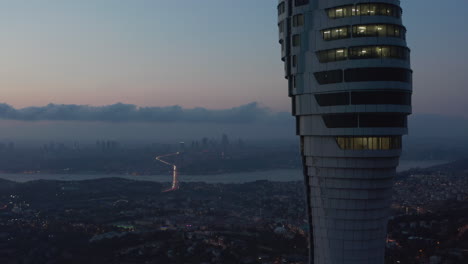 Istanbuler-Fernsehturm-Auf-Hügel-Mit-Epischem-Blick-über-Ganz-Istanbul,-Türkei-In-Der-Abenddämmerung