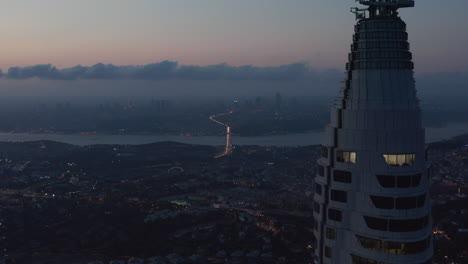 Riesiger-Wolkenkratzer-Istanbuler-Fernsehturm-Auf-Hügel-Mit-Epischem-Blick-über-Ganz-Istanbul,-Türkei-In-Der-Dämmerung,-Luftdrohnenaufnahme