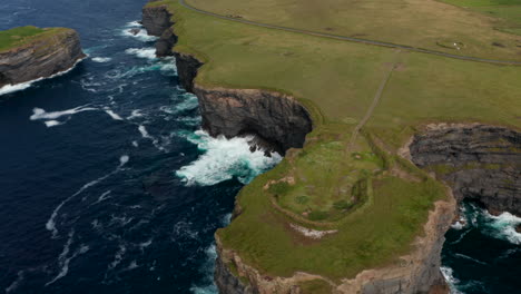 Rough-waves-crashing-to-coast-and-splashing-into-height.-Natural-scenic-panorama.-Kilkee-Cliff-Walk,-Ireland
