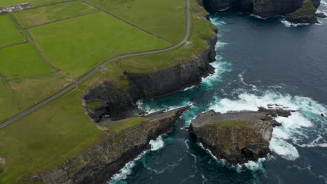 High-angle-view-of-boiling-water-around-coastal-rocks.-Waves-crashing-on-high-cliffs-on-sea-coast.-Amazing-natural-landmark.-Kilkee-Cliff-Walk,-Ireland