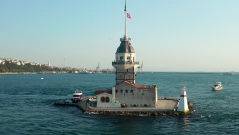 Umkreisender-Jungfernturm-Mit-Türkeiflagge-Im-Bosporus-ozeanfluss-In-Istanbul-Im-Schönen-Nachmittagslicht,-Luftaufnahmen