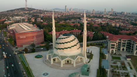 Mezquita-Futurista-En-Estambul,-Templo-De-Aspecto-Moderno-Al-Atardecer-Con-Paisaje-Urbano,-Avance-Aéreo