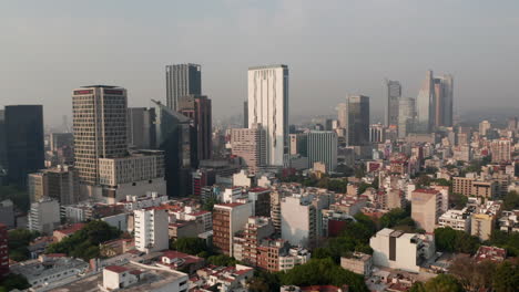 Luftaufnahme-Der-Innenstadt.-Drohne,-Die-Auf-Hohe-Bürogebäude-Zufliegt.-Eingeschränkte-Sicht-Durch-Luftverschmutzung.-Mexiko-Stadt,-Mexiko.