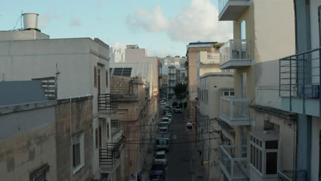 Malta-Mittelmeerstadt-Gründung-Schuss-Von-Straßengasse,-Antennenwagen-Nach-Vorne