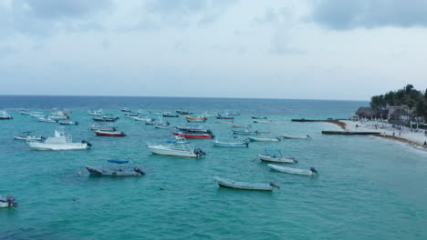 Barcos-Amarrados-En-Las-Aguas-Turquesas-Del-Mar-Caribe.-Sobrevuelo-Aéreo