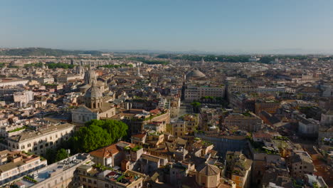 Aerial-cinematic-footage-of-houses-and-tourist-landmarks-in-historic-city-centre-at-golden-hour.-Rome,-Italy
