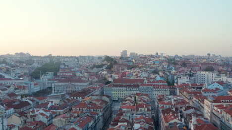 Vista-Aérea-De-Coloridas-Casas-De-Apartamentos-Residenciales-Con-Tejados-Rojos-En-El-Tradicional-Centro-Europeo-De-La-Ciudad-De-Lisboa-En-Portugal