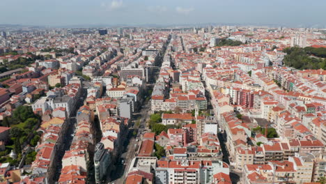 Breiter-Luftpanoramablick-Auf-Bunte-Häuser-Mit-Orangefarbenen-Dächern-Im-Städtischen-Stadtzentrum-Von-Lissabon