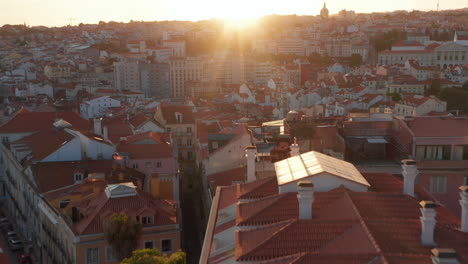 Luftaufnahme-Des-Wunderschönen-Sonnenuntergangs-Im-Stadtzentrum-Von-Lissabon.-Bunte-Häuser-Mit-Orangefarbenen-Dächern-In-Der-Alten-Traditionellen-Europäischen-Stadt