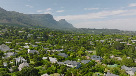 Residential-borough-on-city-outskirts.-Modern-family-houses-surrounded-by-green-vegetation.-Mountain-in-background.-Cape-Town,-South-Africa