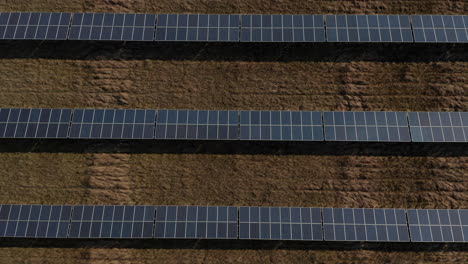Von-Oben-Nach-Unten-Aufsteigende-Aufnahmen-Von-Reihen-Von-Solarmodulen-Auf-Gras.-Grüne-Energie,-ökologie-Und-Konzept-Zur-Reduzierung-Des-Klimafußabdrucks