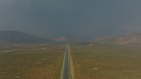 Imágenes-Aéreas-De-Un-Paisaje-Plano-Entre-Montañas-A-Los-Lados.-Poco-Tráfico-En-Carretera-Recta.-Sudáfrica