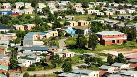 Fliegen-über-Vorstädte.-Luftaufnahme-Von-Kleinen-Und-ärmlichen-Häusern,-Die-Nahe-Beieinander-Gebaut-Wurden.-Südafrika