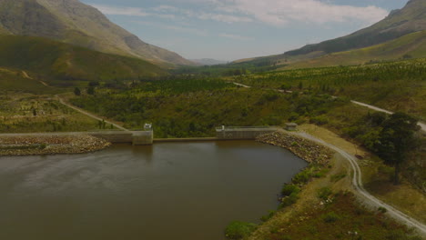 Luftaufnahme-Des-Wasserdamms.-Fliegen-Sie-über-Grüne-Landschaften-Und-Wasserwerke,-Um-Wasser-In-Der-Natur-Zurückzuhalten.-Südafrika