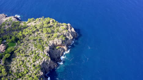 Antenne:-über-Der-Wunderschönen-Küstenlinie-Der-Tropischen-Insel-Mallorca,-Spanien-Mit-Ozean-Und-Blauem-Wasser-Im-Sommer,-Tageslichturlaub,-Reisen,-Sonnig,-Wellen