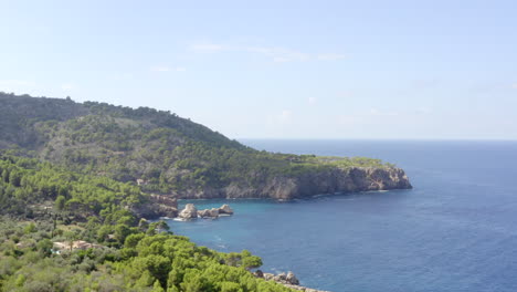 Antenne:-über-Der-Wunderschönen-Küstenlinie-Der-Tropischen-Insel-Mallorca,-Spanien-Mit-Ozean-Und-Blauem-Wasser-Im-Sommer,-Tageslichturlaub,-Reisen,-Sonnig,-Wellen