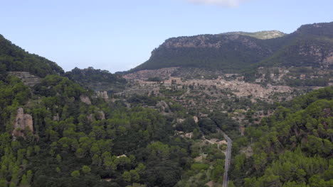 Luftaufnahme:-Blick-Auf-Valldemossa-Auf-Berge-Im-Dschungelwald-Auf-Der-Tropischen-Insel-Mallorca,-Spanien-An-Sonnigen-Tagen-Urlaub,-Reisen,-Sonnig