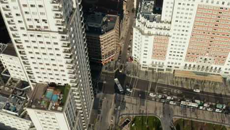 Aufsteigende-Luftaufnahmen-Von-Hochhäusern-Rund-Um-Die-Plaza-De-Espana-Im-Nachmittagssonnenlicht.-Straßenverkehr-In-Den-Straßen-Unten.