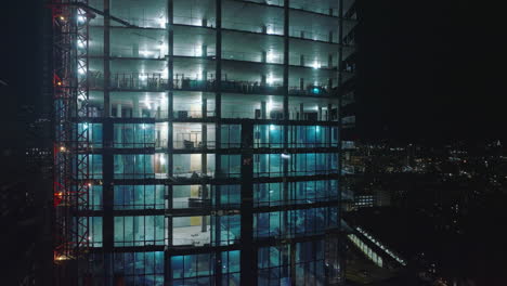 Construyendo-Un-Nuevo-Rascacielos-En-La-Ciudad.-Tobogán-Nocturno-Y-Toma-Panorámica-Del-Moderno-Edificio-Del-Centro-De-Gran-Altura.-Boston,-Estados-Unidos