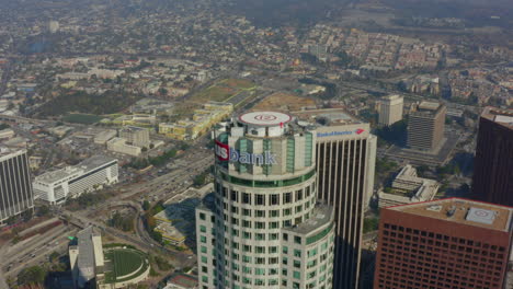 Antenne:-Nahaufnahme-Von-Uns-Bank-Tower,-Wolkenkratzer-In-Los-Angeles,-Kalifornien,-Tageslicht