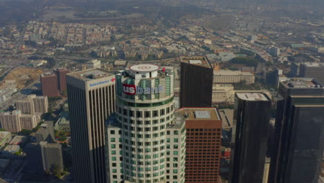 Antena:-Primer-Plano-De-La-Torre-Del-Banco-Estadounidense,-Rascacielos-En-Los-ángeles,-California,-Luz-Del-Día