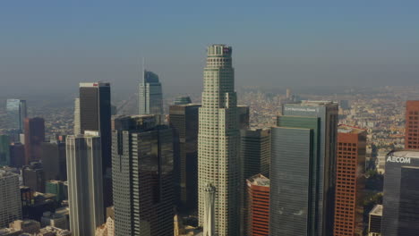 Antena:-Primer-Plano-De-La-Torre-Del-Banco-Estadounidense,-Rascacielos-En-Los-ángeles,-California,-Luz-Del-Día