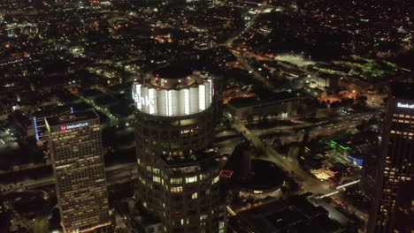 Große-Wolkenkratzertürme-In-Einer-Amerikanischen-Großstadt-Bei-Nacht-Mit-Beleuchteten-Straßen,-Luftdrohnenansicht-Von-Oben,-Los-Angeles,-Ca.-2019