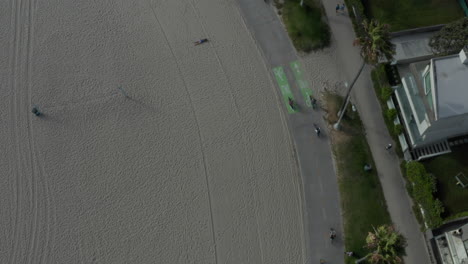 Berühmte-Strandpromenade-Von-Venedig-Mit-Palmen-Und-Radweg,-Sonnig,-Los-Angeles,-Kalifornien,-Luftvogelperspektive-Von-Oben-Nach-Unten
