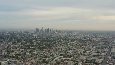 Antenne:-Flug-über-Los-Angeles,-Kalifornien-Mit-Skyline-Im-Hintergrund,-Bewölkt-Bei-Tageslicht,