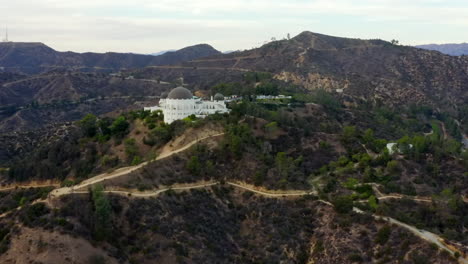 AERIAL:-Griffith-Observatory-with-Hollywood-Hills-in-Daylight,-Los-Angeles,-California,-Cloudy