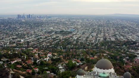 Luftaufnahme:-über-Griffith-Observatory-Mit-Los-Angeles,-Skyline-Von-Kalifornien-Im-Hintergrund-Bei-Tageslicht,-Bewölkt