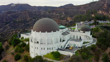 AERIAL:-Close-Up-of-Griffith-Observatory-with-Hollywood-Hills-in-Daylight,-Los-Angeles,-California,-Cloudy