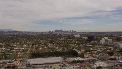 Luft-Hyper-Zeitraffer:-In-Richtung-Innenstadt-Von-Los-Angeles-Nur-Bewölkter-Tag-Drohnen-Zeitraffer