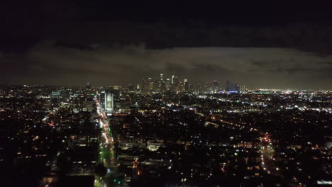 Luft-Hyper-Zeitraffer:-In-Richtung-Innenstadt-Von-Los-Angeles-Nur-Nachts-Mit-Drohnen-Zeitraffer-Der-Stadtlichter