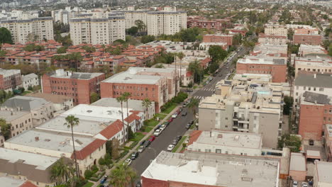 Antena:-Casas-Típicas,-Apartamentos,-Zona-Residencial-En-West-Hollywood,-California,-Con-Hermosos-Colores-En-árboles-Y-Edificios