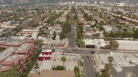 Antenne:-Typische-Häuser,-Wohnungen,-Wohngebiet-In-West-Hollywood,-Kalifornien-Mit-Schönen-Satten-Farben-In-Bäumen-Und-Gebäuden