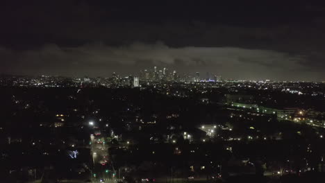 Antenne:-über-Dunklem-Hollywood-Los-Angeles-Bei-Nacht-Mit-Wolken-über-Der-Innenstadt-Und-Den-Lichtern-Der-Stadt