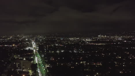 Antenne:-über-Dunklem-Hollywood-Los-Angeles-Bei-Nacht-Blick-Auf-Den-Wilshire-Blvd-Mit-Wolken-über-Der-Innenstadt-Und-Den-Lichtern-Der-Stadt