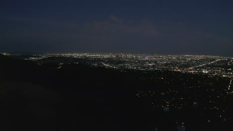 Antenne:-Spektakulärer-Blick-über-Das-Hollywood-Sign-Bei-Nacht-Mit-Den-Lichtern-Der-Stadt-Los-Angeles