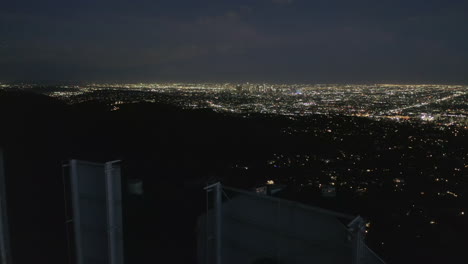 Luftbild:-Spektakulärer-Flug-über-Den-Buchstaben-O-Des-Hollywood-zeichens-Bei-Nacht-Mit-Den-Lichtern-Der-Stadt-Los-Angeles